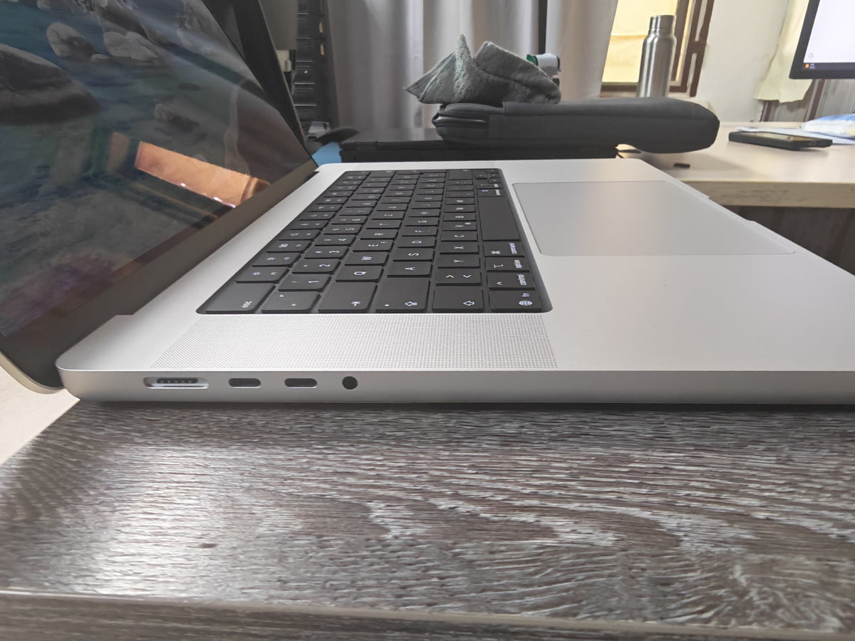 Apple MacBook Pro 16" • M5 Pro • 24GB • 1TB SSD • Space Black • 12mj Jamstvo