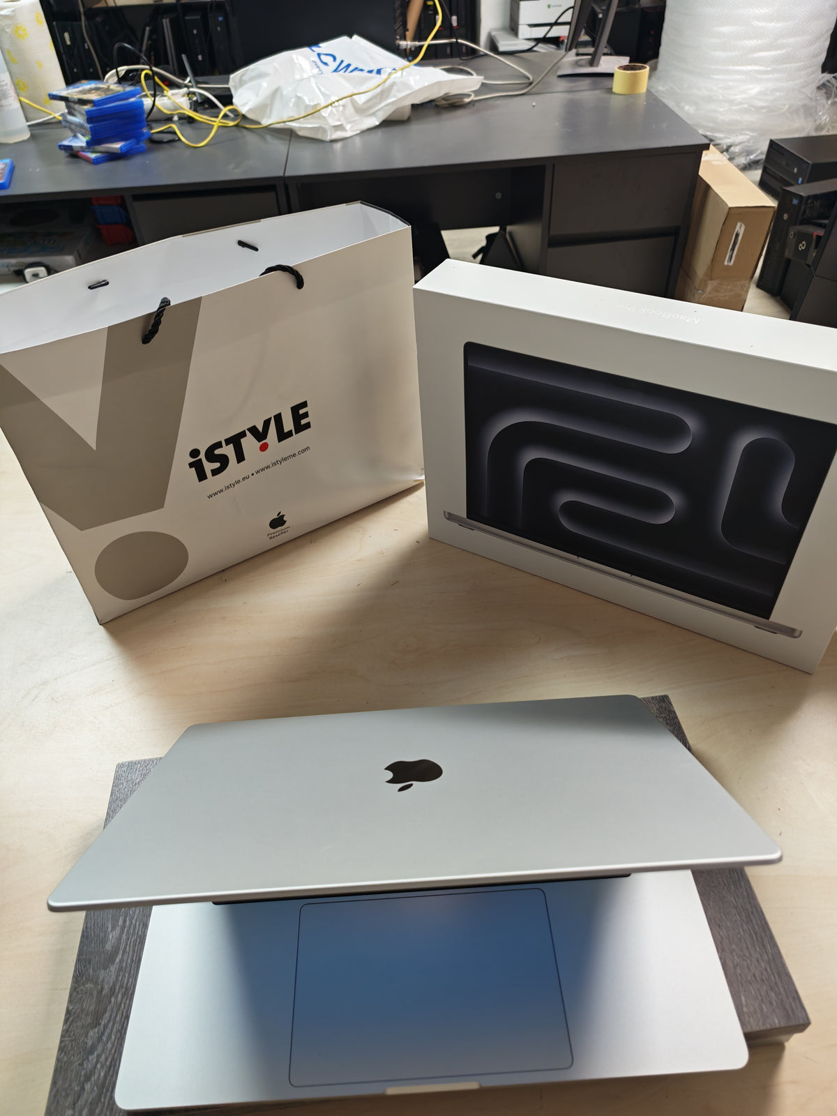 Apple MacBook Pro 16" • M5 Pro • 24GB • 1TB SSD • Space Black • 12mj Jamstvo
