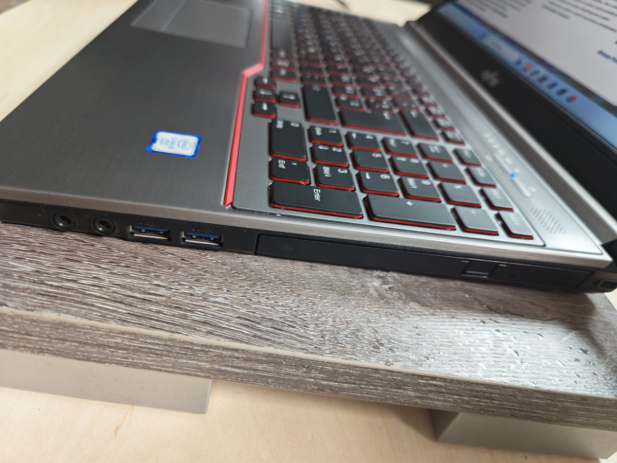 Fujitsu Lifebook E756 • i5-6300U • 8GB RAM • 256GB SSD • Win 11 • 12mj Jamstvo