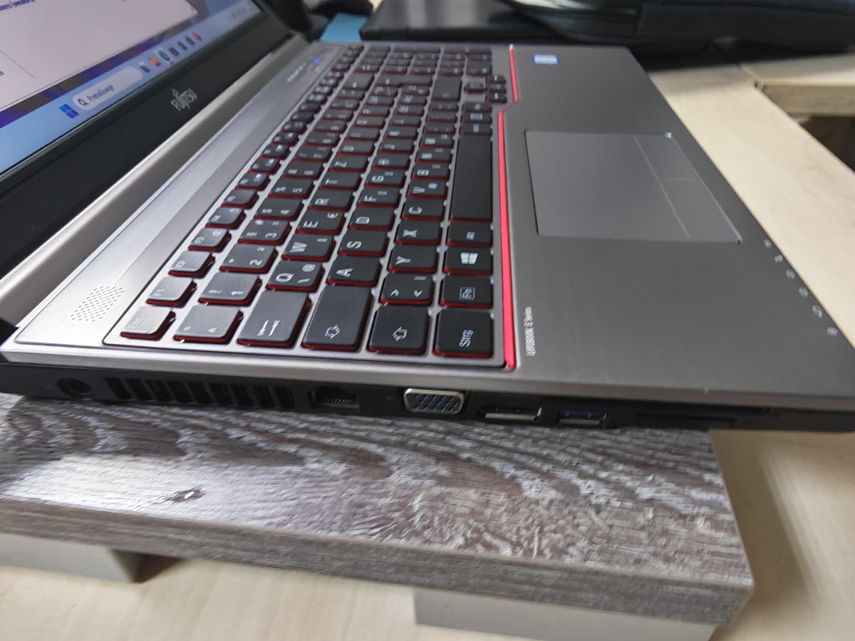 Fujitsu Lifebook E756 • i5-6300U • 8GB RAM • 256GB SSD • Win 11 • 12mj Jamstvo