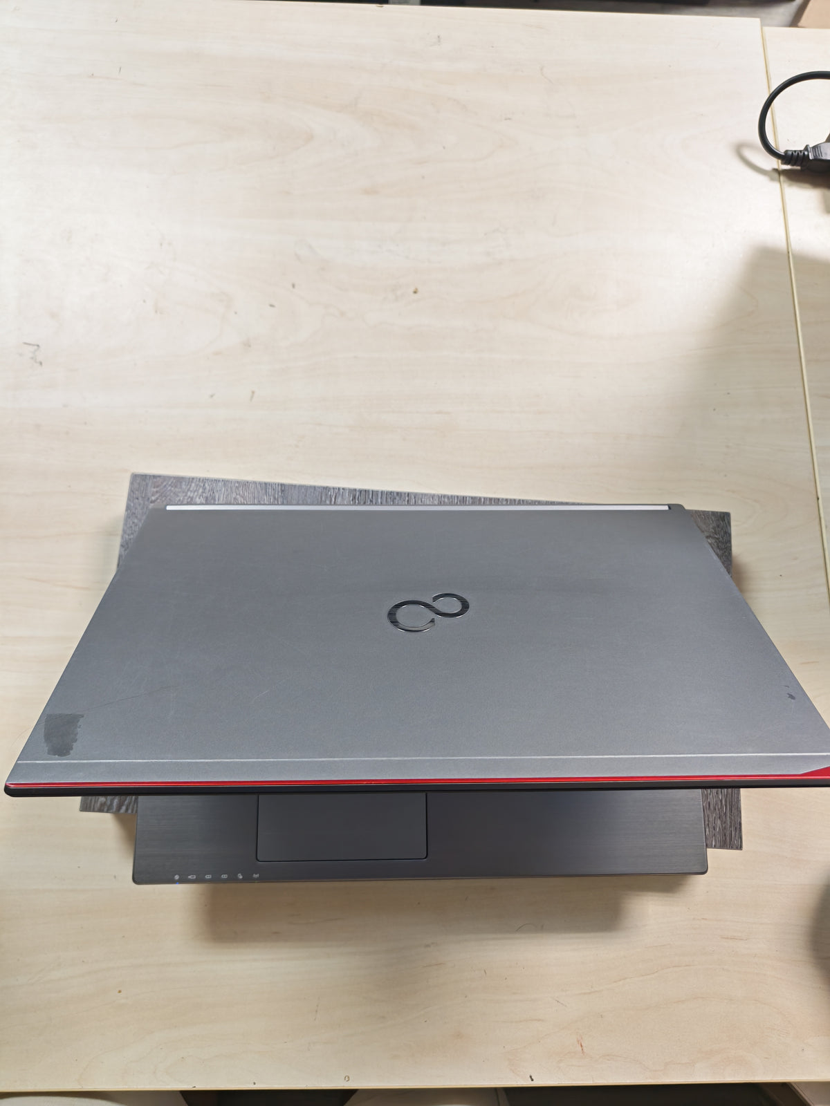 Fujitsu Lifebook E756 • i5-6300U • 8GB RAM • 256GB SSD • Win 11 • 12mj Jamstvo