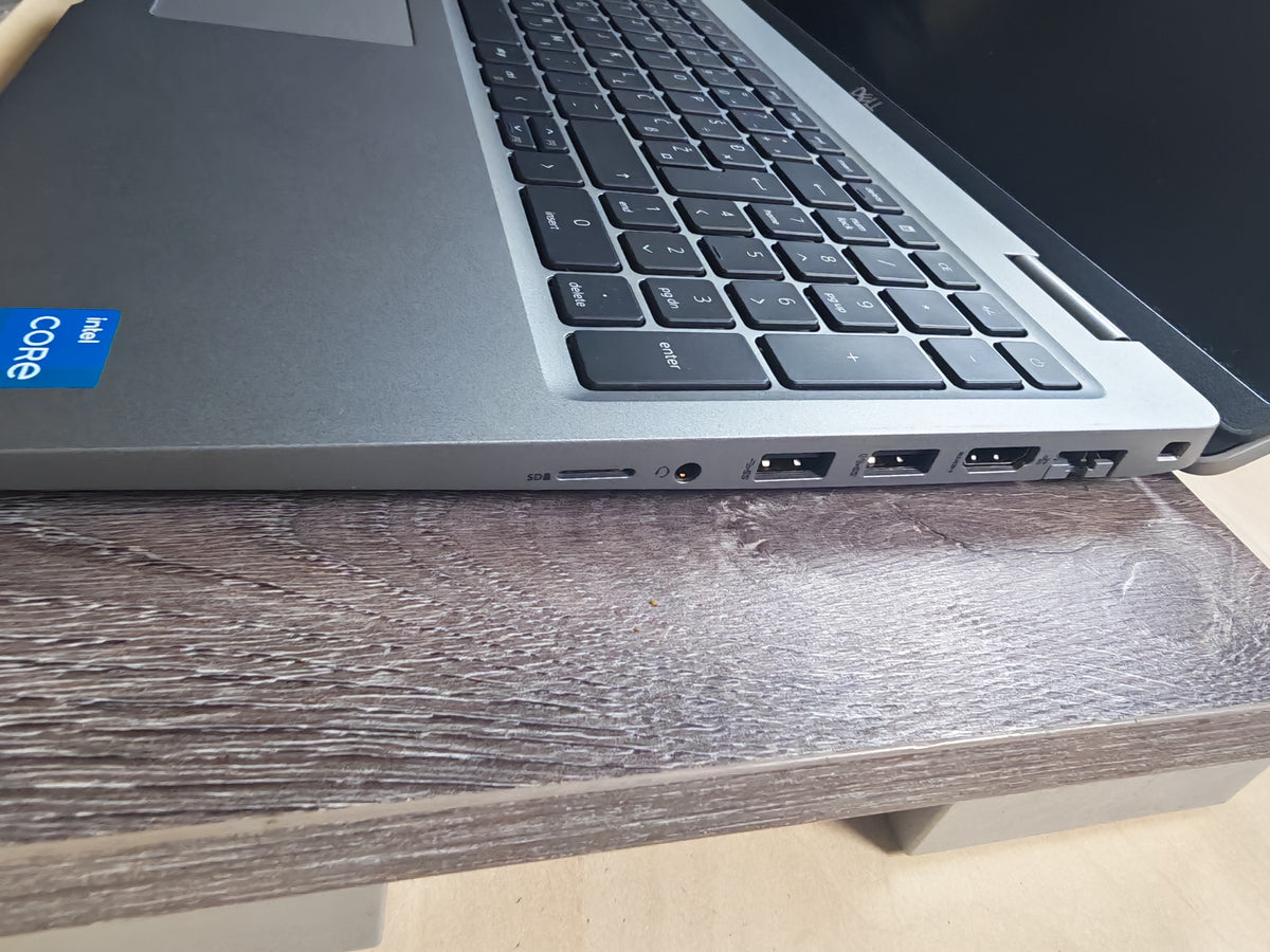 Dell Latitude 5520 • Donje kućište ogrebano • i3-1125G4 • 8GB RAM • 512GB SSD • Full HD • Win 11 • 12mj Jamstvo