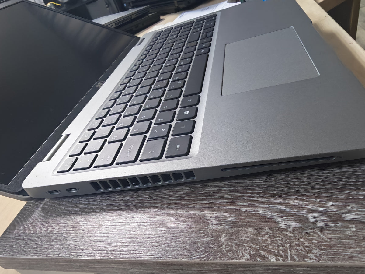 Dell Latitude 5520 • Donje kućište ogrebano • i3-1125G4 • 8GB RAM • 512GB SSD • Full HD • Win 11 • 12mj Jamstvo