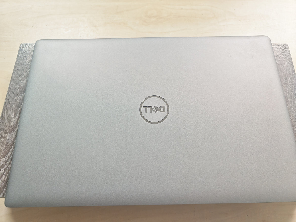 Dell Latitude 5520 • Donje kućište ogrebano • i3-1125G4 • 8GB RAM • 512GB SSD • Full HD • Win 11 • 12mj Jamstvo