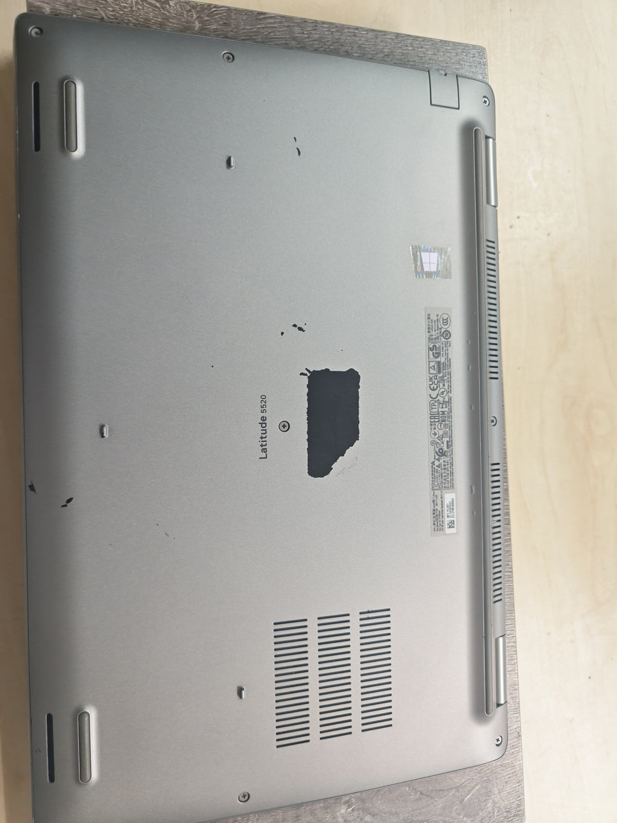 Dell Latitude 5520 • Donje kućište ogrebano • i3-1125G4 • 8GB RAM • 512GB SSD • Full HD • Win 11 • 12mj Jamstvo