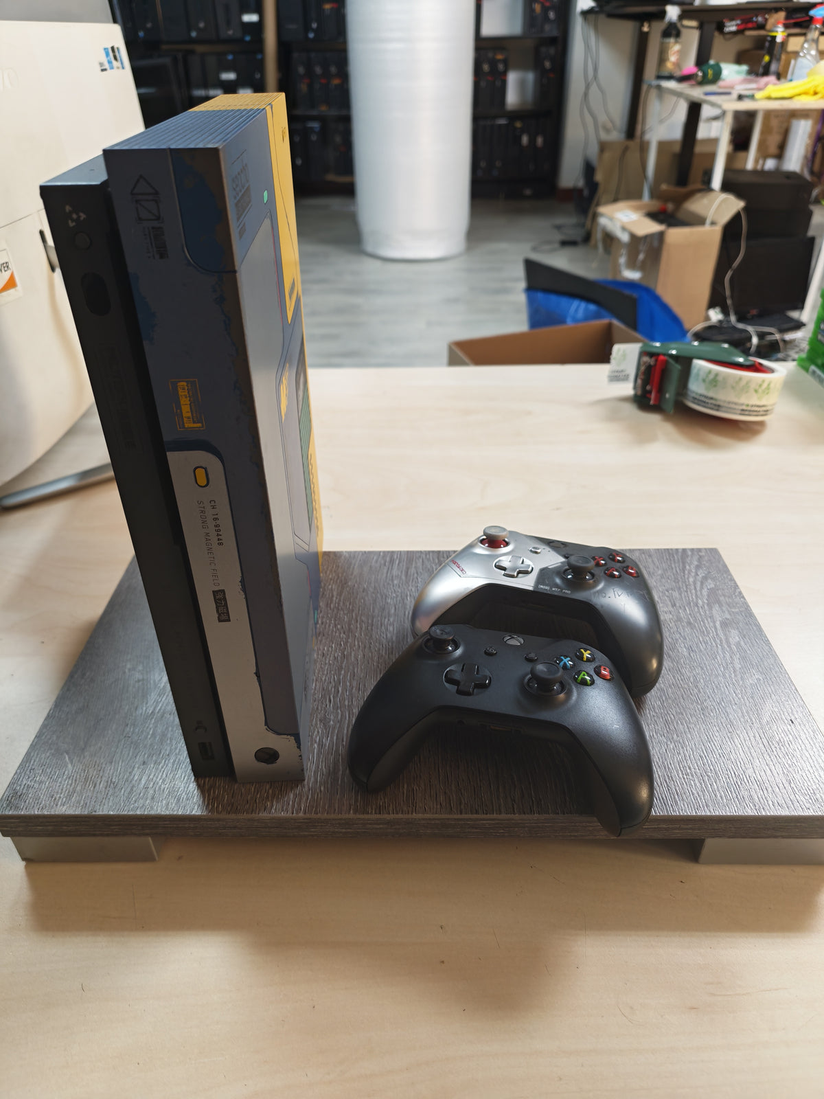 Xbox One X • 1TB • 2 kontrolera • 9 igara • 3mj Jamstvo