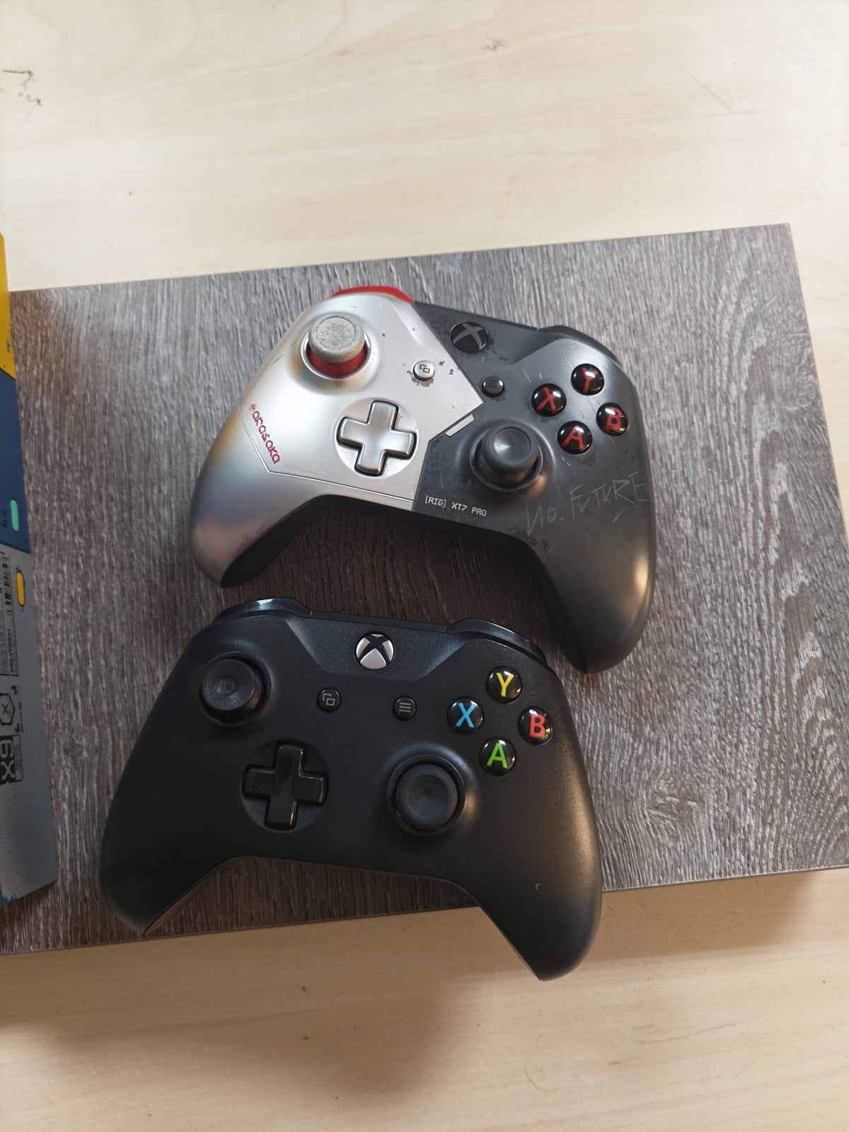 Xbox One X • 1TB • 2 kontrolera • 9 igara • 3mj Jamstvo