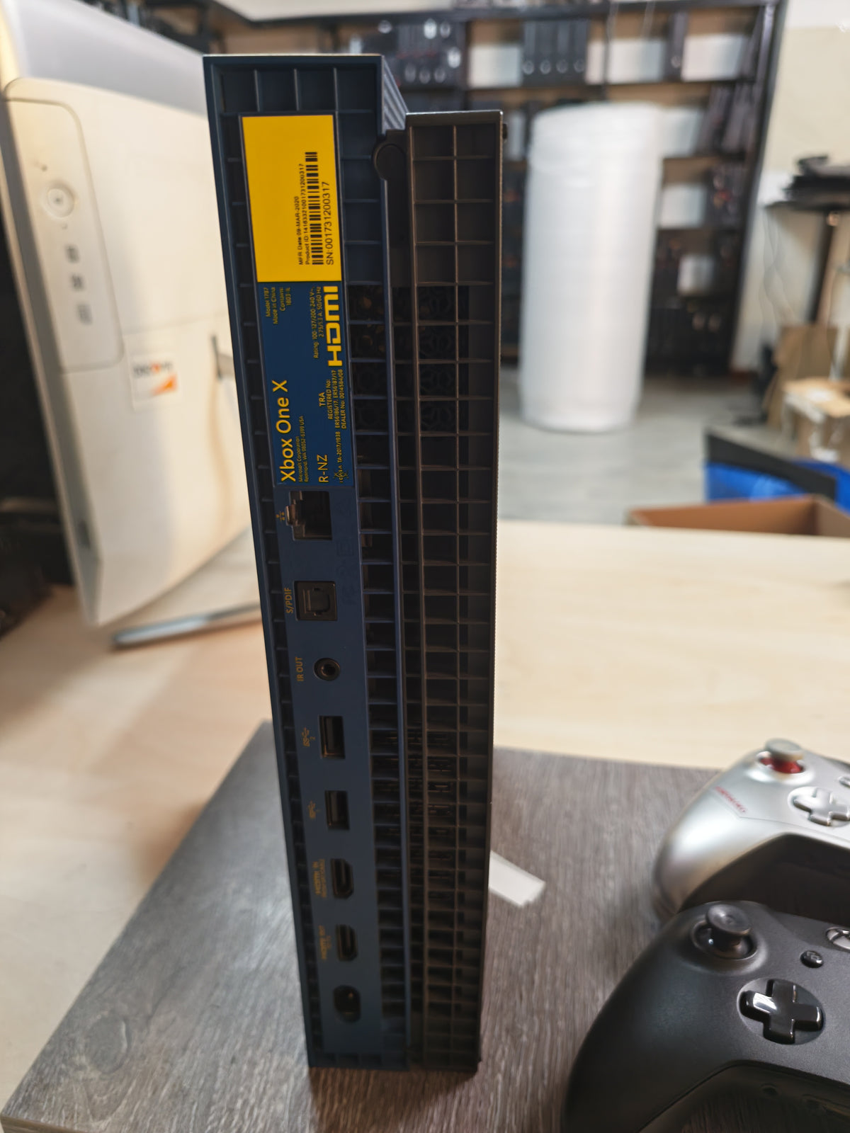 Xbox One X • 1TB • 2 kontrolera • 9 igara • 3mj Jamstvo
