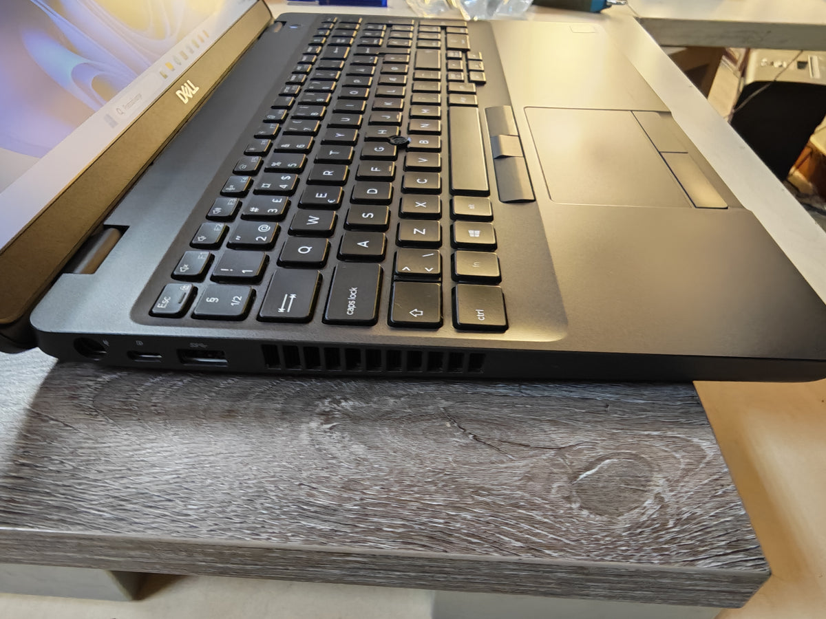 Dell Latitude 5500 • i5-8365U • 8GB RAM • 512GB M.2 SSD • Full HD • Win 11 • 12mj Jamstvo
