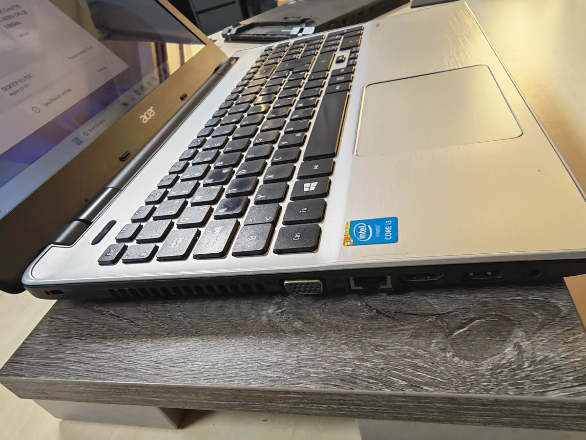 Acer Aspire V3-572 • S greškom –neke tipke zahtijevaju jači pritisak • i3-4030U • 8GB RAM • 120GB SSD • Win 11 • 3mj Jamstvo